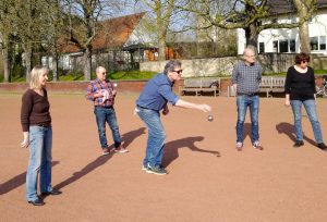 Boule spielen im Nordpark - WIG - Wohnen in Gemeinschaft - Leben auf der Ulmer Höh e. V.